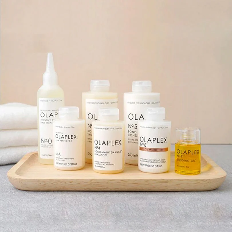 Colección de frascos de Olaplex para cabello en bandeja