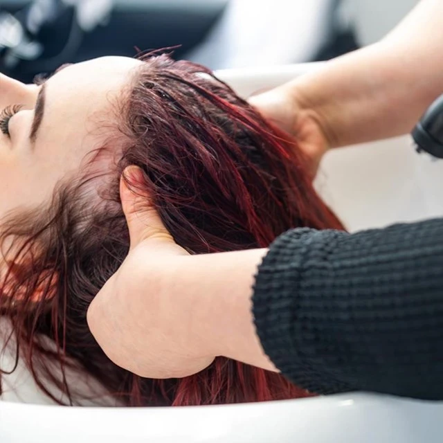 Tratamiento de hidratación en el pelo a mujer